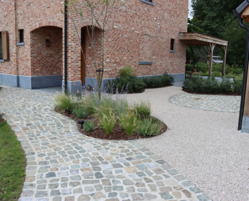 exclusieve tuin met paden en poolhouse