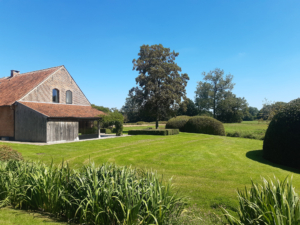prachtige aangelegde tuin met uitzicht